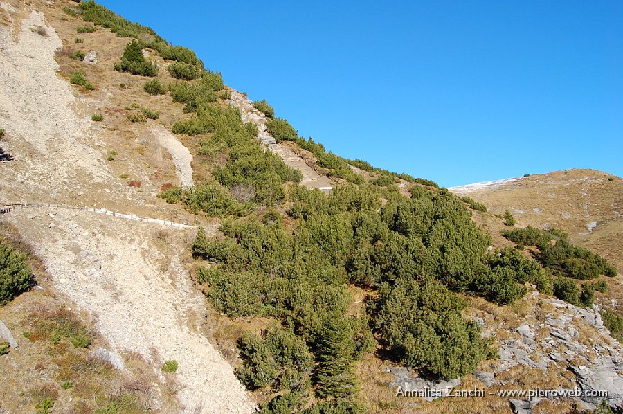 10 Passaggio nel vallone detritico.JPG